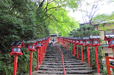 京都貴船神社の灯篭の階段を上る観光客