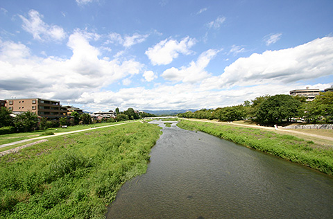 京都神宮丸太町駅付近の鴨川の眺め