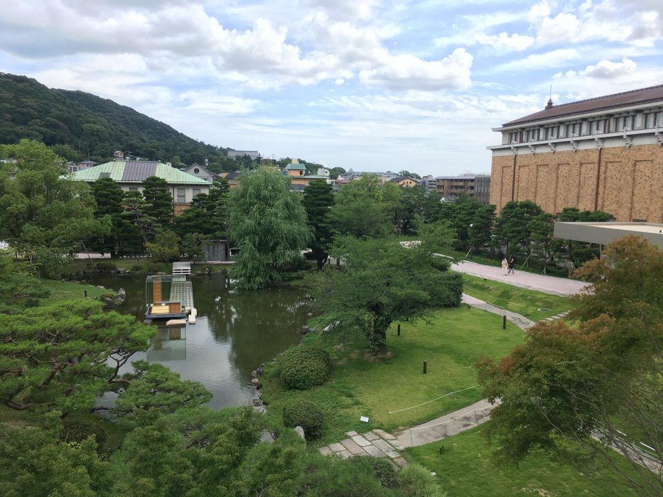 京都市京セラ美術館 ２Fテラスから庭を見る