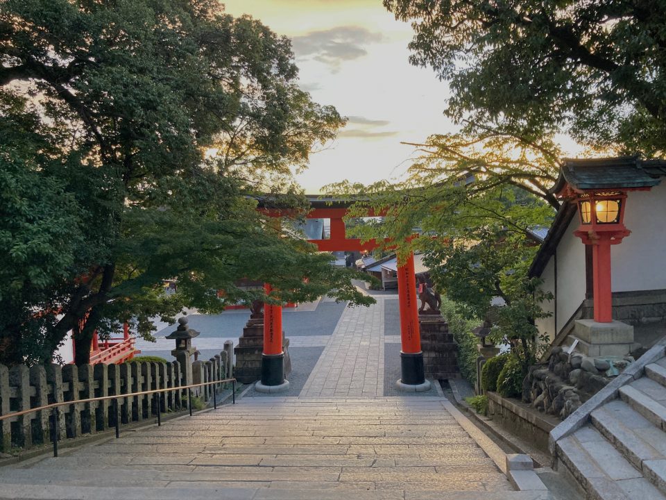 本殿横の最初の大鳥居