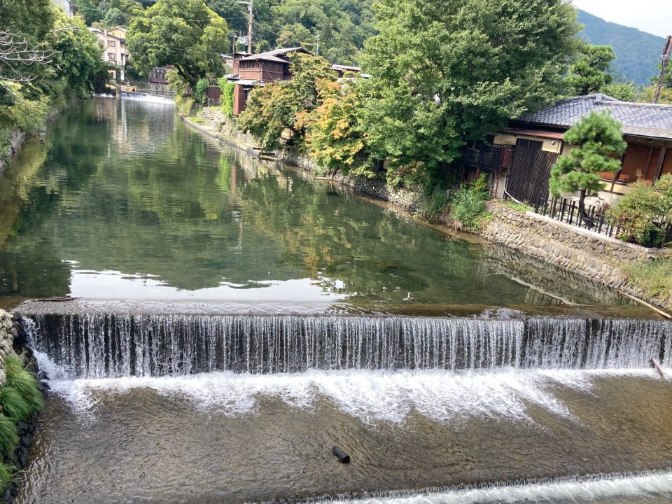 嵐山の中島へ渡る場所の小川