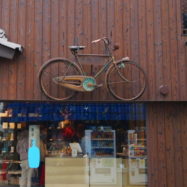 京都東洞院六角の角にある「辻森自転車商会」の看板。今はお店の半分が「ブルーボトルコーヒー」になっています。次にここを通り過ぎるときは、ちょっと目線を上にして、ぜひ見つけてくださいね。

I have found the funny sign of "Tsujimori Bike Shop" on an old house in downtown Kyoto. They share their shop with "Blue Bottle Coffee".

#路上観察 #看板 #京都 #レンタサイクル #カフェ #ブルーボトルコーヒー
#funnysigns #kyoto #japantravel #cycling #coffee #bluebottlecoffee