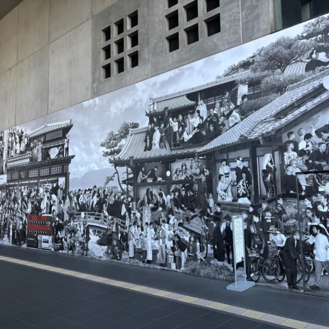 京都のレンタルサイクル＆サイクリングツアー、京都サイクリングツアープロジェクトです。

ずいぶんと投稿に間が空いてしまいましたが、また京都の情報を発信していこうかなと思います。

今、京都ではKyoto Graphie 京都国際写真祭が行われています。このイベントは春の京都を舞台に、国内外の写真家の作品が、歴史的建造物や現代建築など様々な場所に展示され、写真と京都の街を融合させたものです。普段は入れない建物も会場になっていて、写真に興味がなくても、十分に楽しめるイベントです。これらの会場は市内に点在しているので、自転車を使うと効率的に巡れます。つまり、サイクリングととても相性の良いイベントなのです。少し時間を貰って、会場を巡ってきました。さすがに仕事中ですので中に入って作品を見ることはできなかったのですが、春の気持ちいい天気の中充実したサイクリングになりました。

#kctp #kyotographie #kyototrip #cycling #京都 #自転車