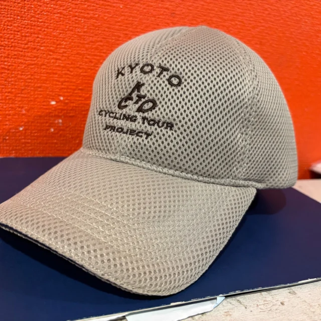 京都のレンタルサイクル＆サイクリングツアー、京都サイクリングツアープロジェクトです。

🆕新作オリジナルグッズ登場！
京都の暑さにぴったりな【オールメッシュキャップ】ができました🧢✨

フロントには、Tシャツでも人気のあのロゴを刺繍でオン！
涼しさとデザイン、どっちも欲しいあなたに。

本日（5/19）より発売！価格は3,000円（税込）です。

🆕 New original merch just dropped!
Stay cool this summer in Kyoto with our all-mesh cap 🧢💨

Featuring our popular embroidered logo from the original T-shirts on the front — combining comfort and style!

Available starting today (May 19th) for ¥3000 (tax included).

#オリジナルグッズ #メッシュキャップ#kctp  #kyototrip #cycling #京都 #自転車