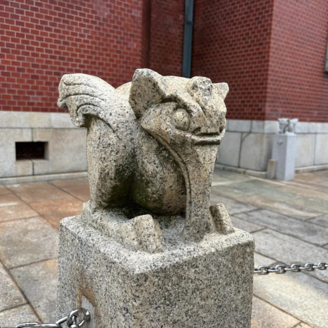 京都のレンタルサイクル＆サイクリングツアー、京都サイクリングツアープロジェクトです。

京都と言えば、神社仏閣というイメージですが、こんなものもあります。ガーゴイルなんですかね。こんなのが、ぐるっっとこの建物を取り巻いてます。一応文化財らしくて、触るなと書いてあります。建物もどこか異国情緒に溢れています。

でも、これ、西本願寺の建物なんです。京都には明治大正期の欧風建築も結構残されています。また時々紹介していきます。

🚴‍♀️ Kyoto Cycling Tour Project here!
When you think of Kyoto, you probably imagine shrines and temples… but check this out!
Are these gargoyles? 👀 These quirky creatures wrap all the way around the building!
It’s actually part of Nishi Hongan-ji, and yes — it’s a registered cultural property (so no touching 😅).
The building has a unique, almost Western vibe — Kyoto’s full of surprises like this from the Meiji & Taisho eras.
We’ll be sharing more hidden gems soon. Stay tuned! 🏛️✨

#KyotoCycling #HiddenKyoto #NishiHonganji #KyotoArchitecture #CyclingInKyoto
#kctp  #kyototrip #cycling #京都 #自転車
