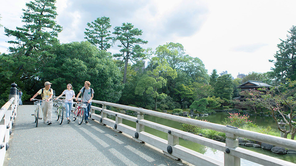 Walk with bike in Imperial Park